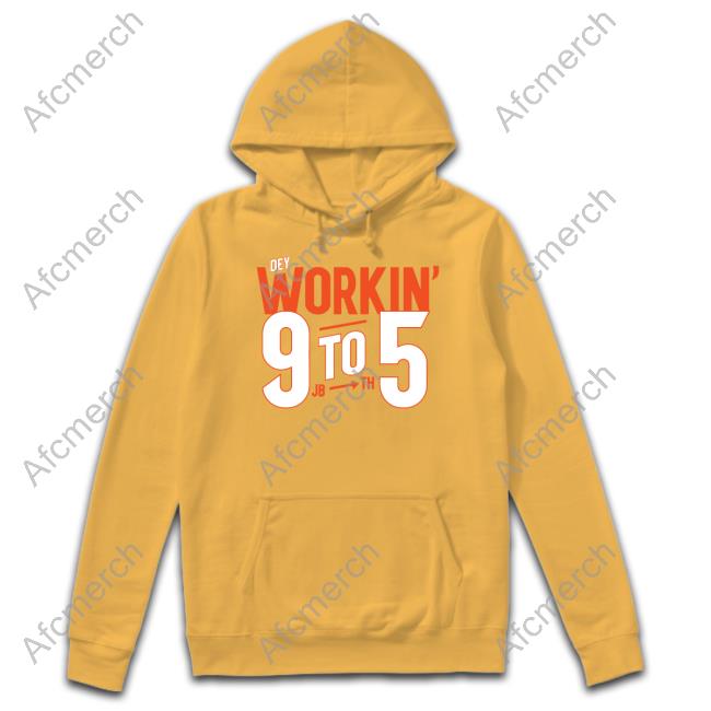 Cincy Shirts Dey Workin' 9 To 5 Long Sleeved T Shirt